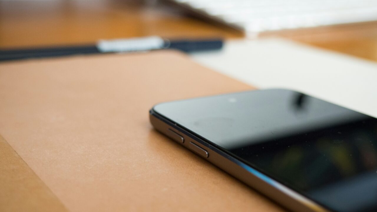 Sichere Antragsbearbeitung mit KI-Telefonassistenten: Ein Praxisleitfaden