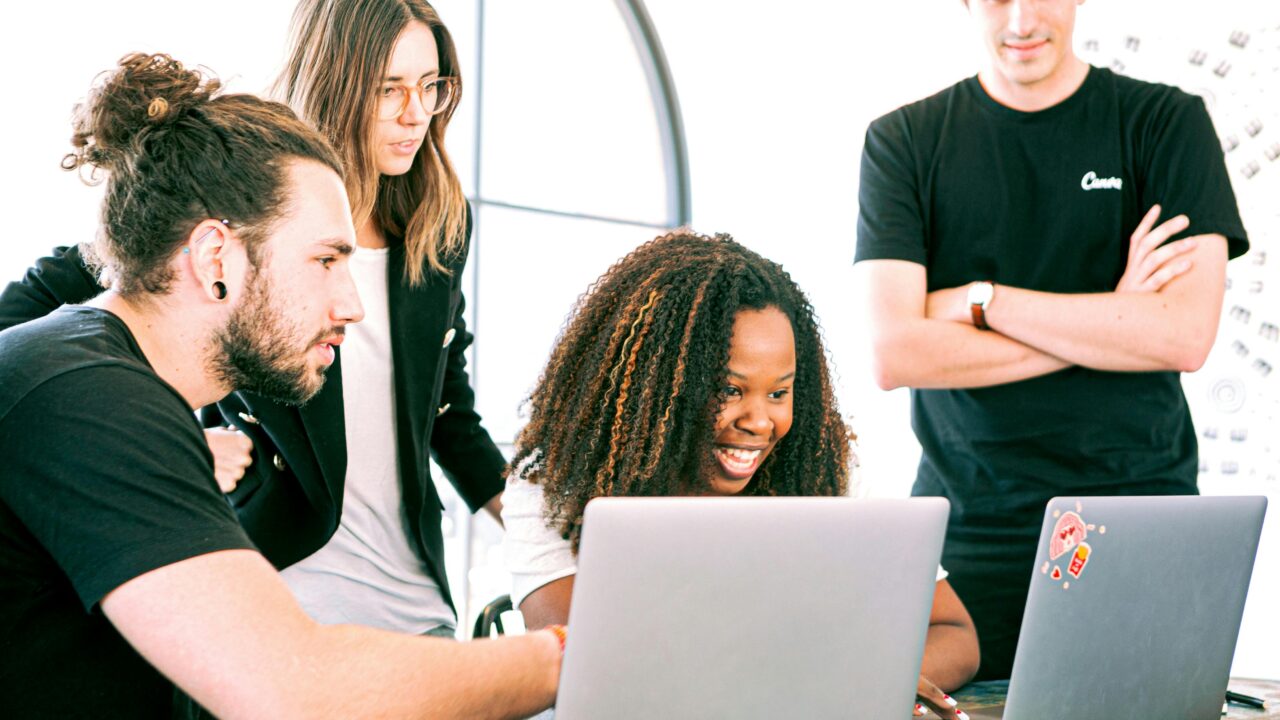 Erklärvideo erstellen lassen: Wenn Bürokratie auf 90 Sekunden trifft